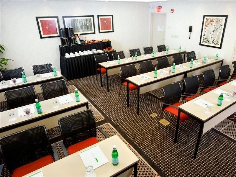 Hampton Inn Newark Airport 3*,