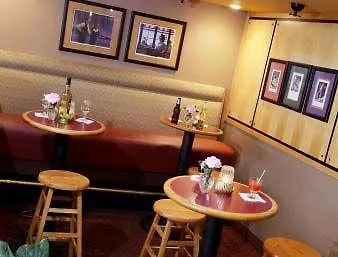 Hampton Inn Newark Airport 3*,