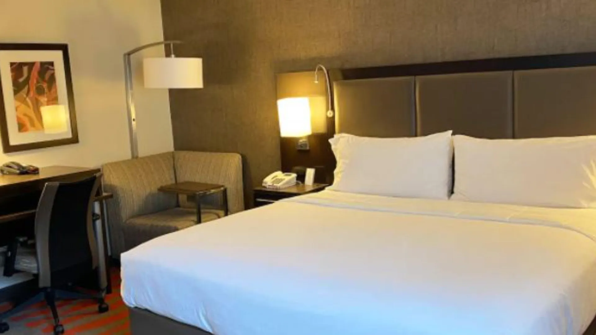 Hampton Inn Newark Airport 3*,
